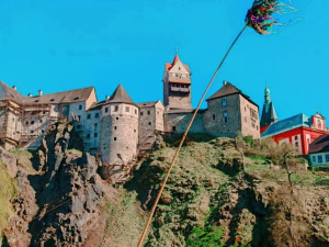 Loketští se činili. Přes noc se jim podařilo nasbírat pět věnců z májek