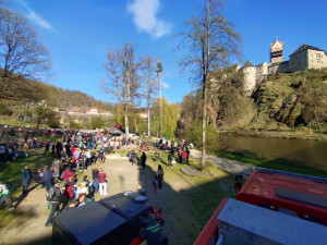 Loketští se činili. Přes noc se jim podařilo nasbírat pět věnců z májek