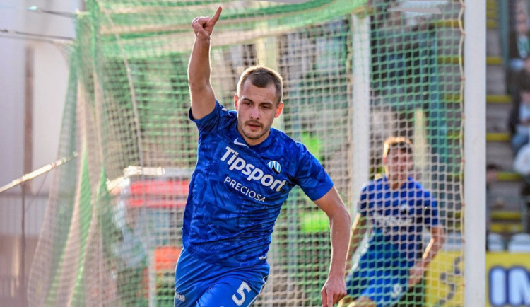 Hodouš má po zásahu loktem do hlavy od protihráče zlomenou čelist