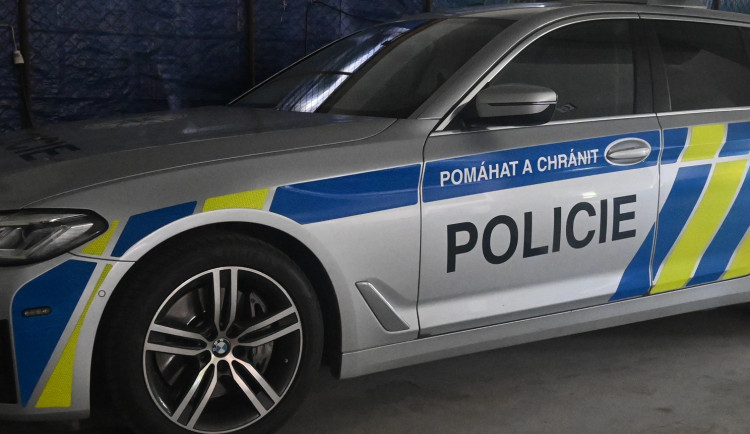Mladá řidička nezvládla předjíždění. Na přivaděči se srazila s autobusem