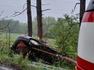 U Kaceřova ráno zemřel mladý řidič osobního auta, narazil do stromu