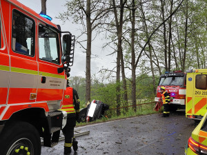 U Kaceřova ráno zemřel mladý řidič osobního auta, narazil do stromu
