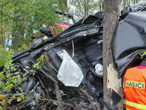 U Kaceřova ráno zemřel mladý řidič osobního auta, narazil do stromu