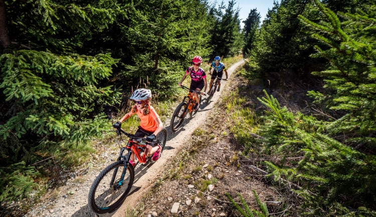 Areál Klínovec zahájil sezonu ve svém Trail Parku, nabízí desítky kilometrů tras