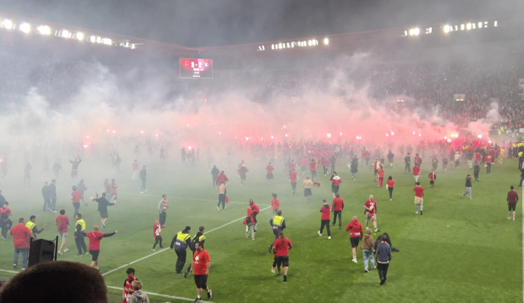 FOTO: Fanoušci vběhnutím na hřiště přerušili derby a napadli brankáře Sparty. Řeší to policie