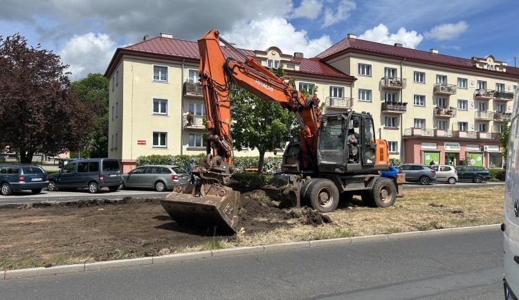 Ostrov pokračuje v obnově Hlavní třídy. Druhá etapa přinese květinové záhony.