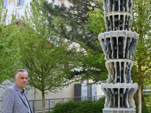 FOTO: Karlovy Vary nechaly opravit fontánu ve Staré Roli, na práce dohlížela dcera autora. Foto: Magistrát města Karlovy Vary