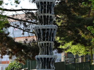 FOTO: Karlovy Vary nechaly opravit fontánu ve Staré Roli, na práce dohlížela dcera autora. Foto: Magistrát města Karlovy Vary