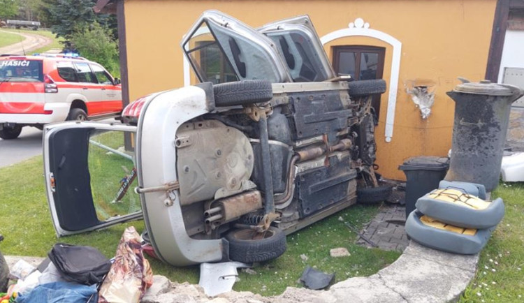 Senior v Kameničce jel po chodníku, potom narazil do domu a otočil auto na bok