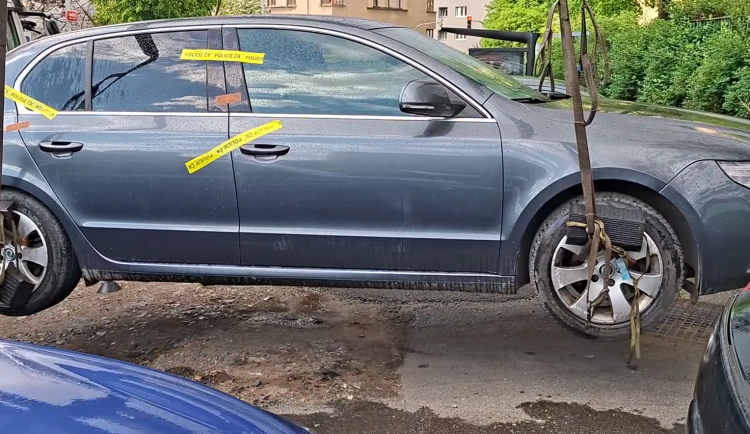 Muž se vydával za taxikáře, dívku odvezl k pražskému hřbitovu a znásilnil ji