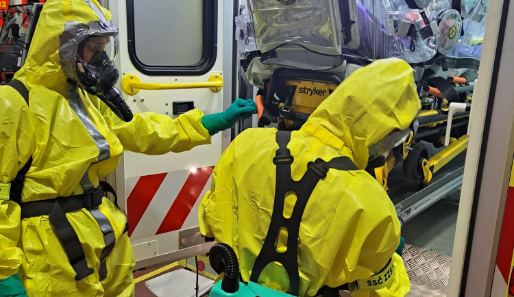 Američan vystavený ebole je v Praze, do nemocnice ho odvezli speciální sanitkou