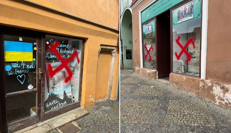 V Chebu na krajanský spolek někdo nastříkal hákové kříže, město to odsuzuje. Foto: Město Cheb