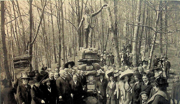 Karlovarský spolek chce obnovit sochu Poutníka, kterou lidé po válce zničili. Foto: Magistrát města Karlovy Vary
