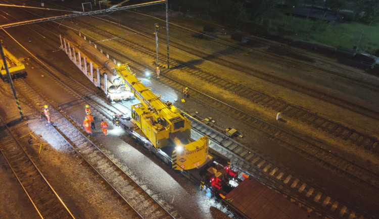 Na hlavní železniční koridor se po vykolejení dvou vagonů vrací provoz