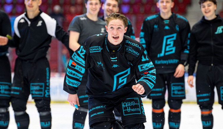 Petr Tomek měl být kapitánem juniorky, stal se ale  hvězdou A-týmu. Foto: HC Energie Karlovy Vary