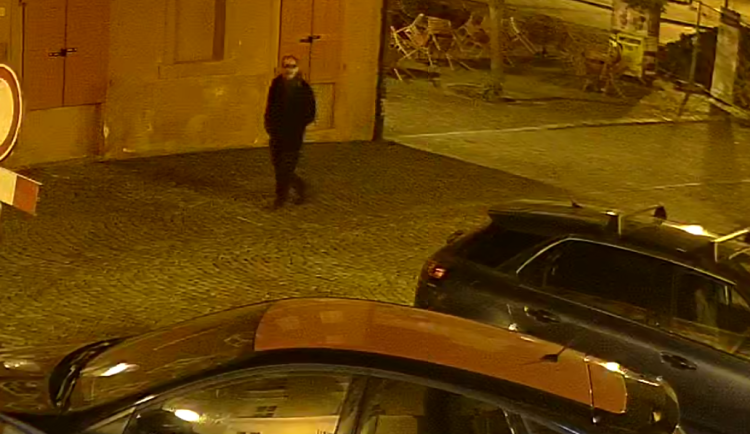 Policie hledá vandala, který v Chebu nasprejoval hákové kříže. Zachytily ho kamery.