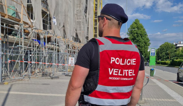 Policisté vyšetřují smrt ženy v bytovém domě v Havířově. Zaútočil na ni soused
