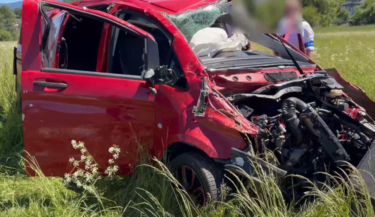 Muž ukradl auto, které po chvíli otočil na střechu. Při nehodě vypadl čelním oknem. Foto: Policie ČR (redakčně upraveno)