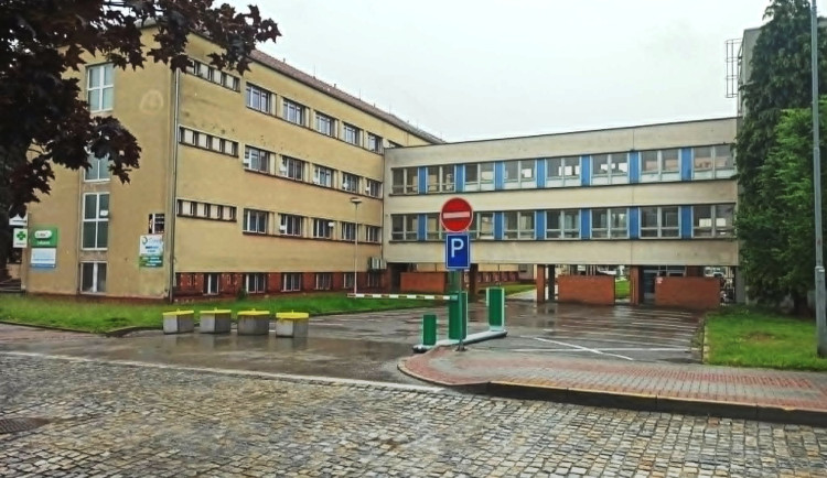 Řidiči v Jihlavě zneužívali parkoviště určené dárcům krve. To teď bylo zrušeno