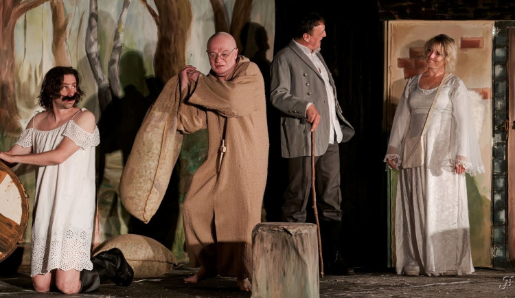 Zámecký park ožívá divadlem, láká na Hrátky s čertem a Hrabě Monte Carlo