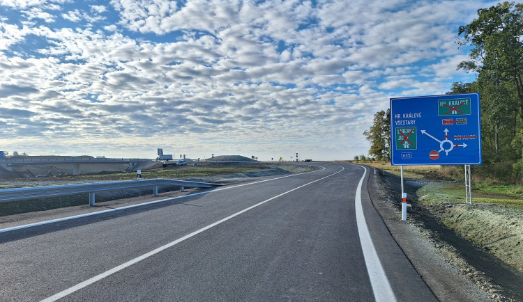 U Všestar se právě otevřel kilometrový úsek rozestavěné dálnice, zavírá se I/35