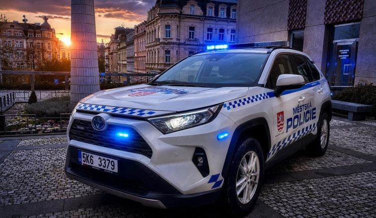 Senior potřeboval odvézt k bankomatu, na pomoc si přivolal strážníky.
