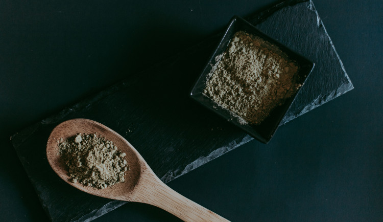 Brněnští celníci zabavili 800 kilogramů nelegálního kratomu, dosud nejvíc v Česku