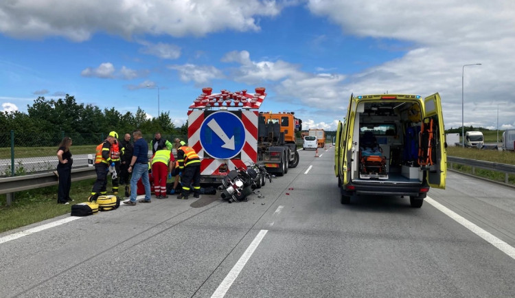 Motorkář havaroval na D1 u Bravantic. Utrpěl vážná poranění
