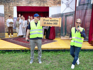 FOTO: Chebské divadlo uvedlo v hradním příkopu satiru o Valdštejnovi a městě Chebu