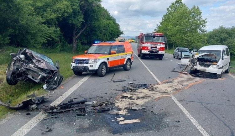 Na kraji Jihlavy se čelně srazila dvě auta, tři osoby skončily v nemocnici
