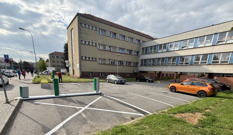 Nemocnice Jihlava nabízí veřejnosti nové parkoviště, které hlídá závora