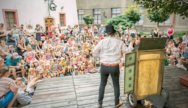 O víkendu můžete v Hradci krosnout Biřičku, dát si divadelňák i burger festival