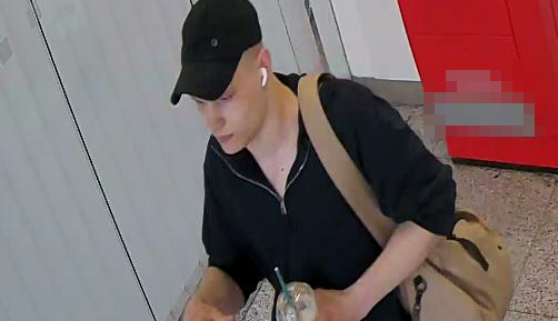 Policisté pátrají po muži v souvislosti s internetovým podvodem.
