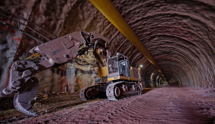 Dálnice D11 u hranic roste. Tunel Opevnění je ze tří čtvrtin vyražený