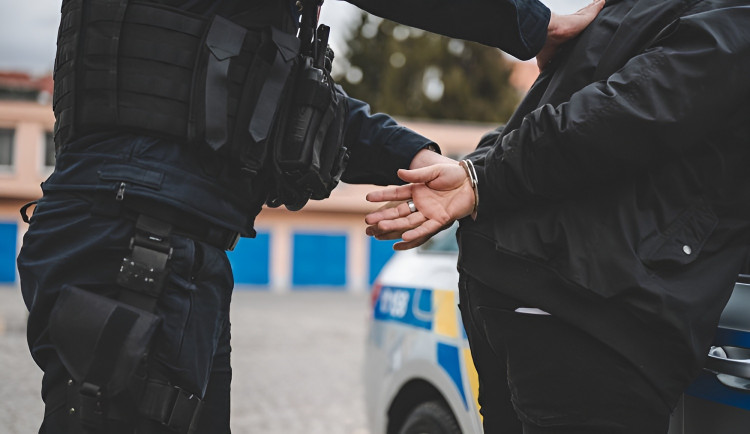 Policie dopadla muže se zbraní. Pátralo se i v Novém Bydžově