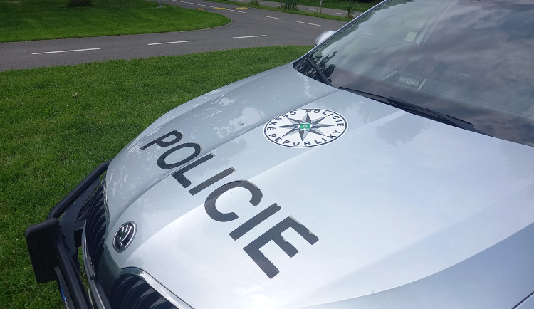 Mladá dvojice šla po kabelkách seniorek. Policisté byli rychlí