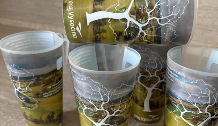 Méně plastů po akcích. Vratné kelímky si pořizuje stále více obcí na Vysočině