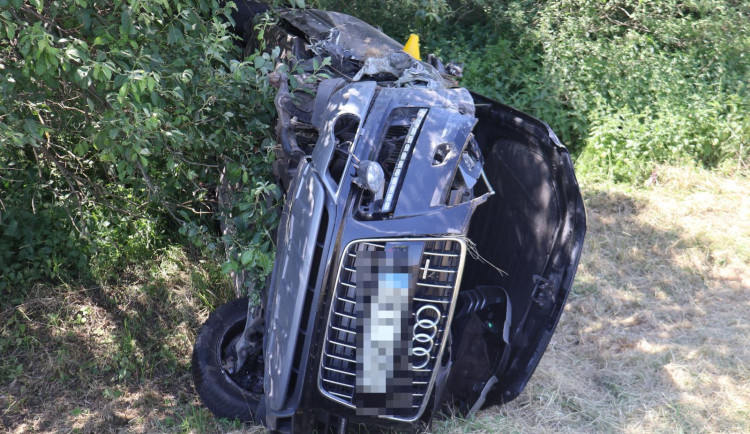 Senior narazil do odstaveného vozu, do nemocnice transportoval vrtulník.