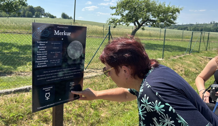 VIDEO: Na rozloučenou. Deváťáci v Dolní Cerekvi vybudovali unikátní Planetární stezku