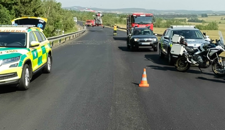 Střet auta s motocyklem u Třebouně si vyžádal zásah vrtulníku.