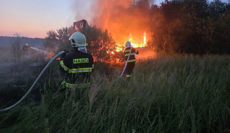 Noční požár ve Všeni u Turnova. Shořel odstavený kamion