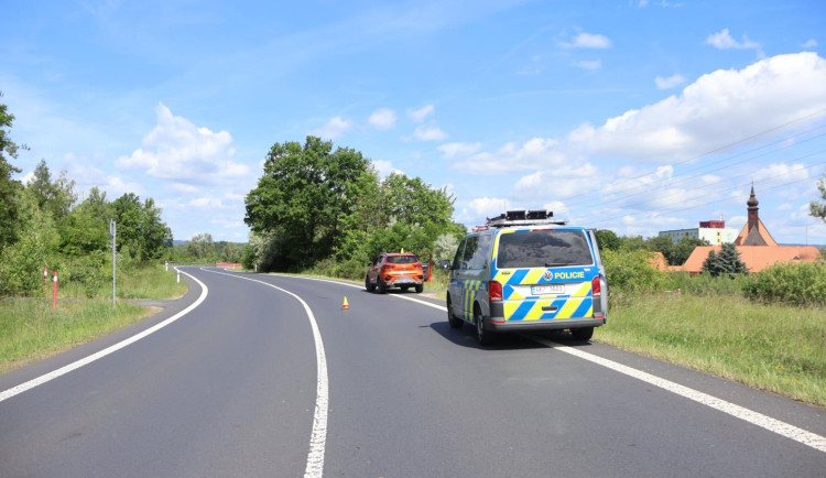 Motorkář po střetu s autem u Sokolova z místa odjel. Policie hledá svědky.