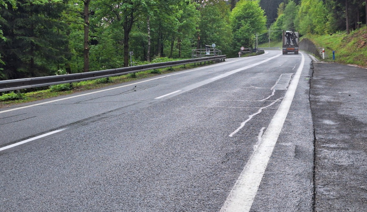 Silnice I/56 mezi obcí Ostravice a nádrží Šance se bude téměř měsíc opravovat