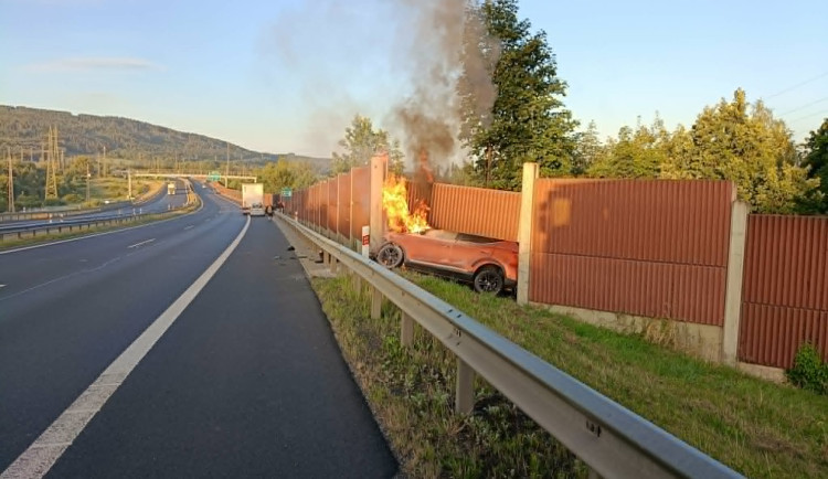 Po nehodě na D6 vzplálo osobní auto. Zranilo se pět lidí, dívku transportoval vrtulník.