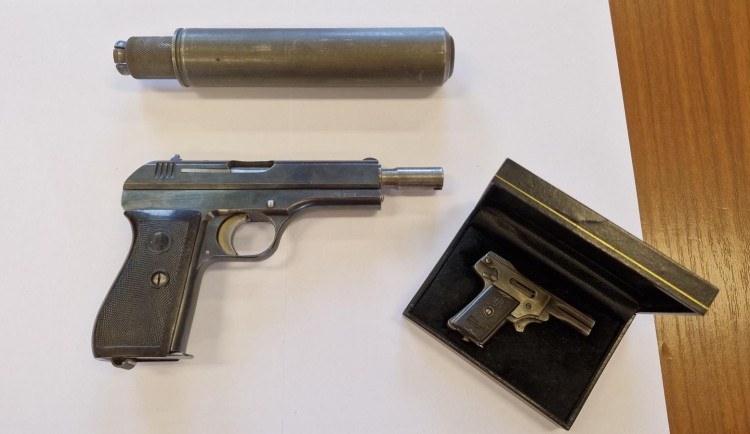 Protitankový kanon nebo nejmenší pistole na světě. Zbraňová amnestie odhalila rarity