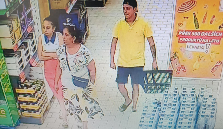 Seniorka přišla při nakupování o peněženku. Policie hledá osoby na fotografii