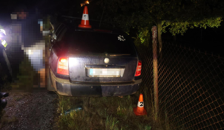 Cizinec si dal před jízdou litr vodky a piva, v Havlovicích to poslal do plotu