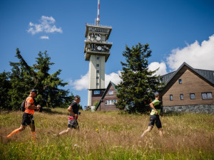 Téměř vyprodané Běhej lesy Klínovec prověřily běžce na nejtěžší trati seriálu