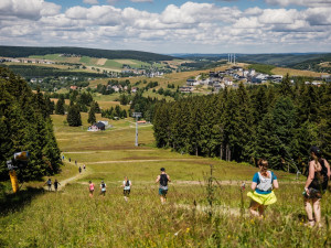 Téměř vyprodané Běhej lesy Klínovec prověřily běžce na nejtěžší trati seriálu