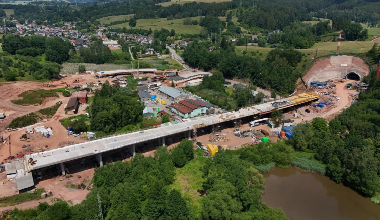 Náchodu se dopravně přitíží, silnice na Dolní Radechovou se kvůli obchvatu zavře